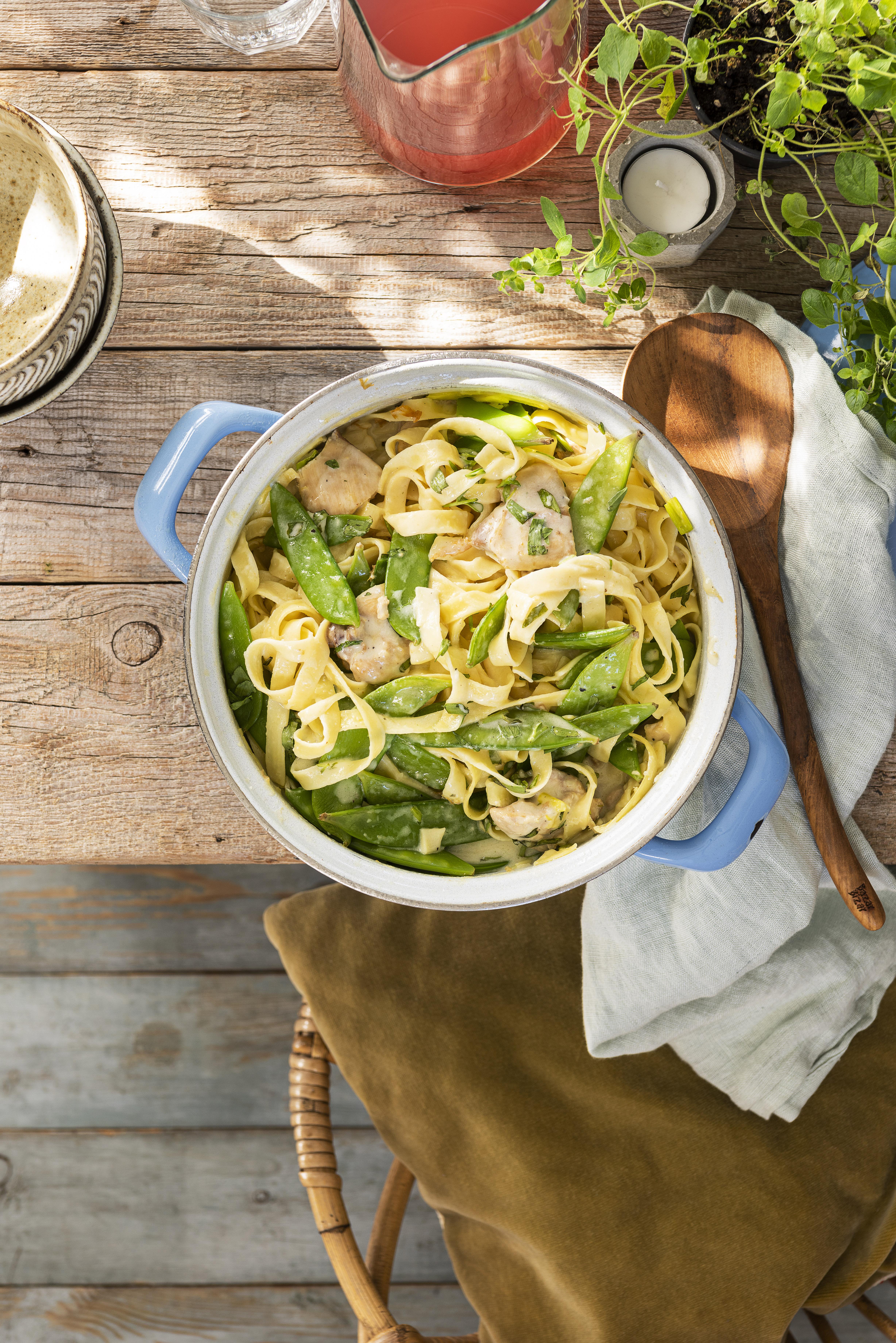 One pot wonder van tagliatelle met peultjes, kip, dragon en room